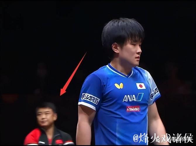 王皓气到收名牌!抿嘴沮丧瞬间被抓拍 与张本智和握手黑脸毫无生机 王皓气到收名牌!抿嘴沮丧瞬间被抓拍 与张本智和握手黑脸毫无生机