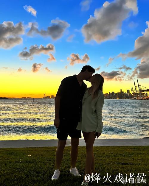 本坦库尔女友社媒晒图:祝大家圣诞快乐 本坦库尔女友社媒晒图:祝大家圣诞快乐